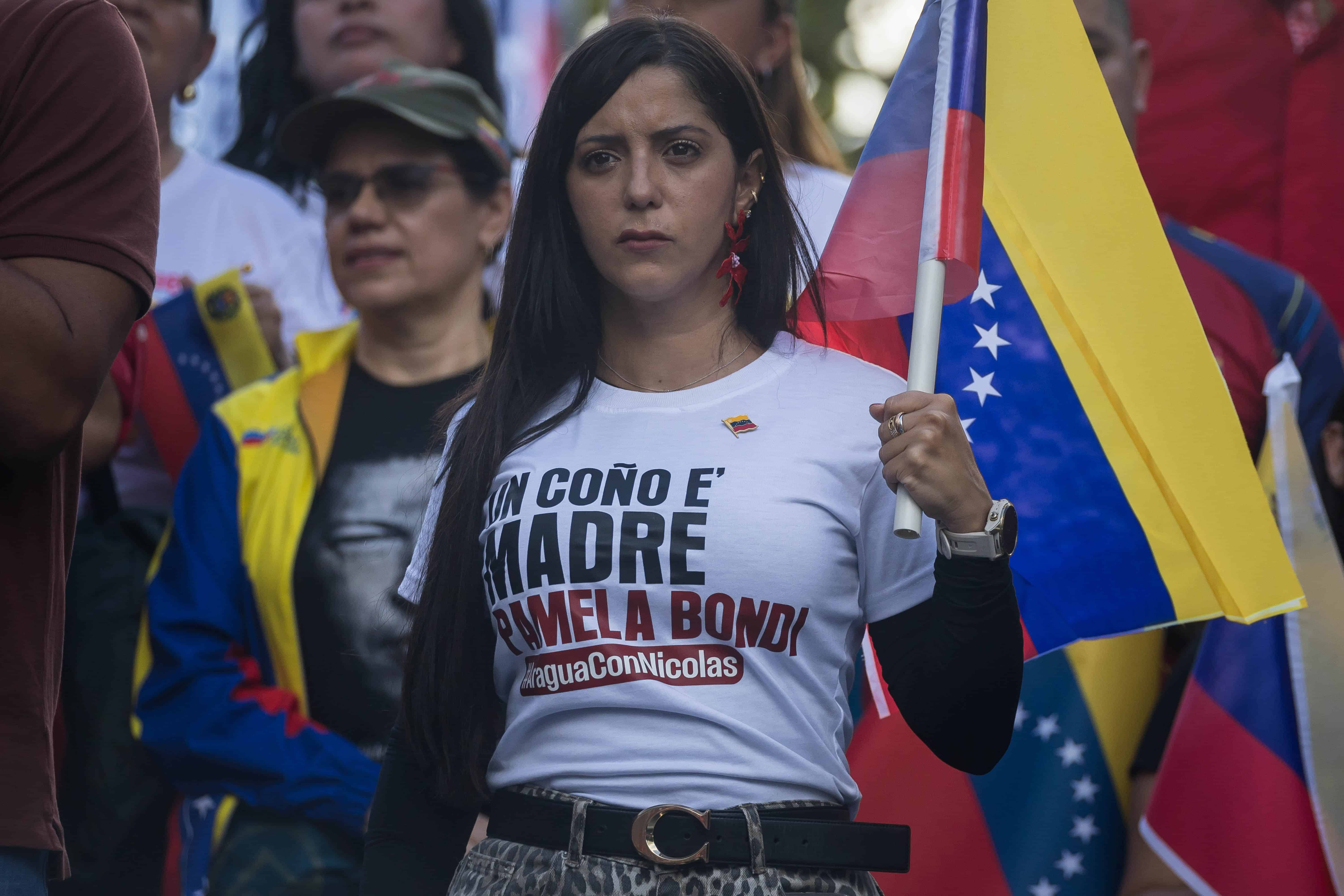 La gobernadora del estado Aragua, Joana Sa´nchez, participa durante una manifestacio´n en apoyo al presidente de Venezuela, Nicola´s Maduro, este lunes, en Caracas (Venezuela). Cientos de chavistas se movilizaron en Caracas y varias regiones de Venezuela ante lo que sen~alaron como amenazas estu´pidas de Estados Unidos, que la semana pasada anuncio´ una recompensa de 50 millones de do´lares a cambio de informacio´n que conduzca a la captura de Maduro, cifra que duplica la ofrecida en enero.