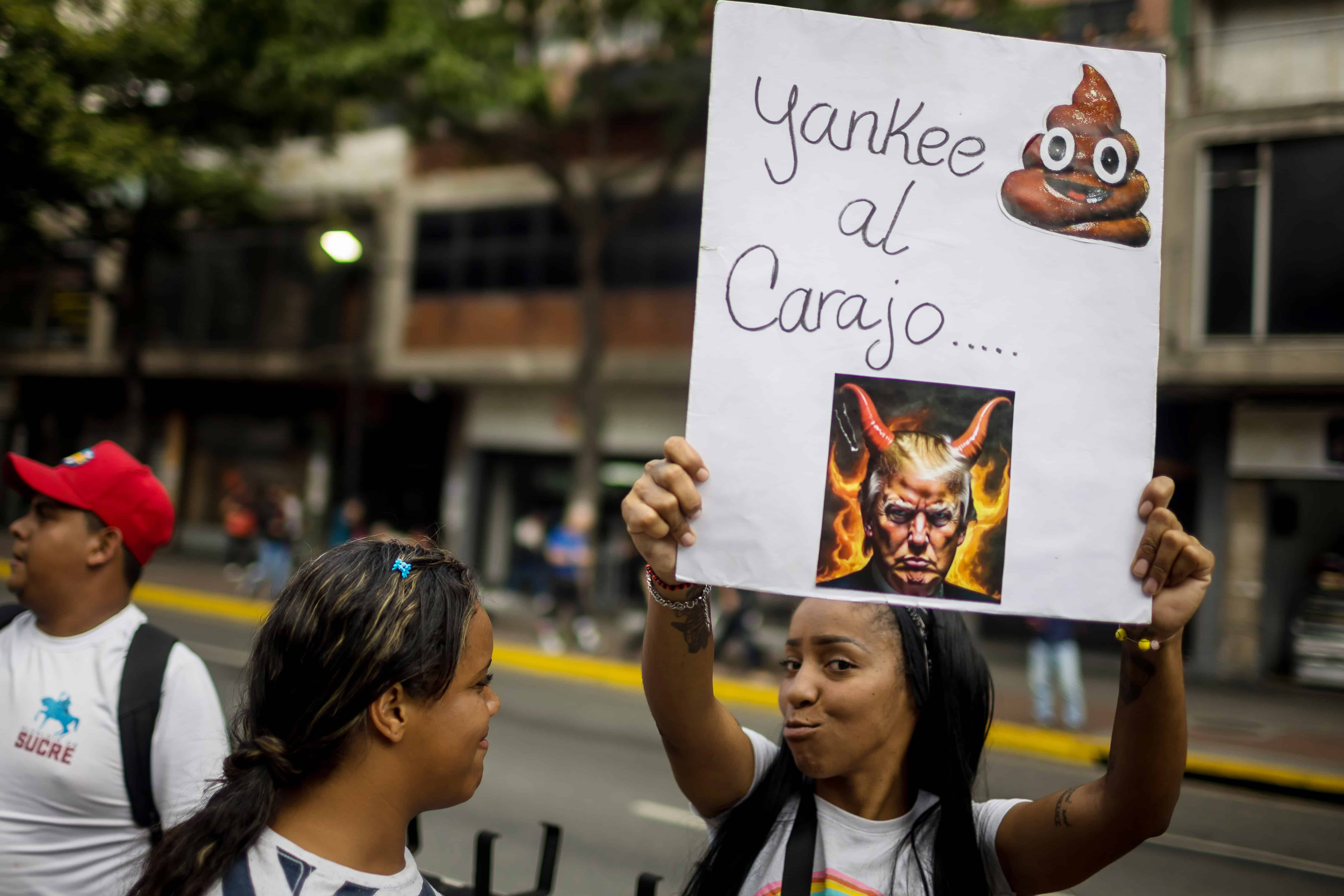 Una persona sostiene un cartel durante una manifestacio´n en apoyo al presidente de Venezuela, Nicola´s Maduro, este lunes, en Caracas (Venezuela). Cientos de chavistas se movilizaron en Caracas y varias regiones de Venezuela ante lo que sen~alaron como amenazas estu´pidas de Estados Unidos.