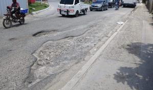 Choferes califican de vergüenza el deterioro de la calle La Avanzada en Santo Domingo Este