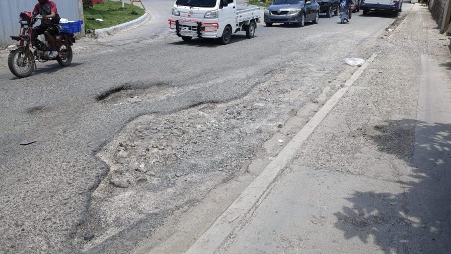 Choferes califican de vergüenza el deterioro de la calle La Avanzada en Santo Domingo Este
