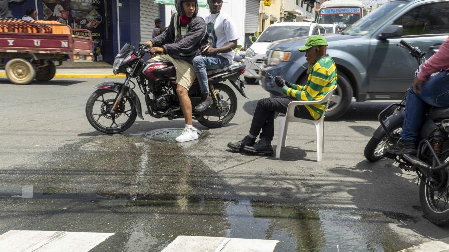 Aguas cloacales invaden la avenida Mella: un peligro para la salud pública Aguas cloacales invaden la avenida Mella: un peligro para la salud pública