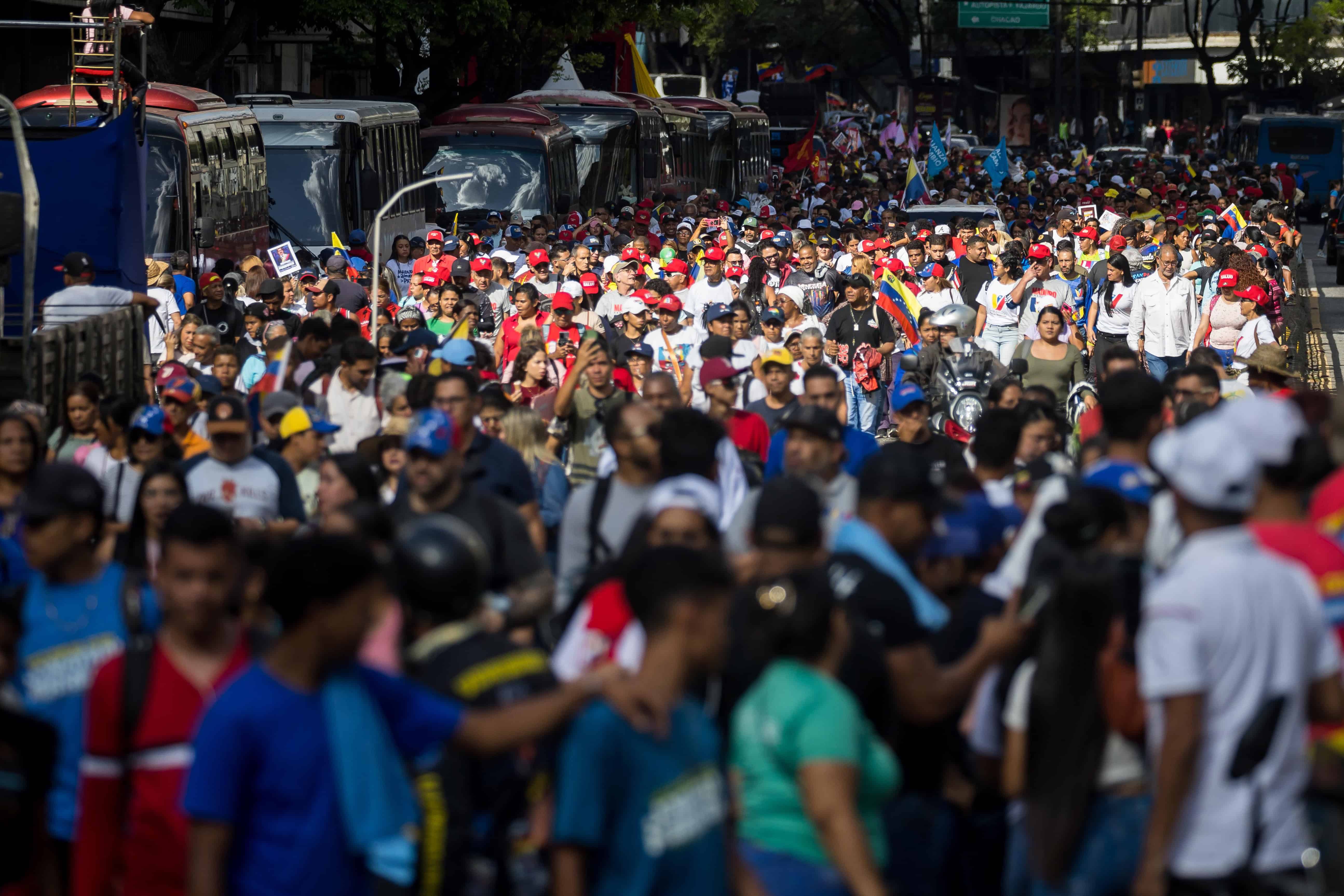 Personas participan en una manifestacio´n en apoyo al presidente de Venezuela, Nicola´s Maduro, este lunes, en Caracas (Venezuela).