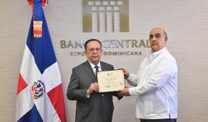 Héctor Valdez Albizu recibe un reconocimiento del Colegio Dominicano de Economistas