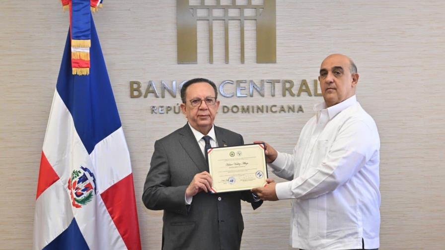 Héctor Valdez Albizu recibe un reconocimiento del Colegio Dominicano de Economistas