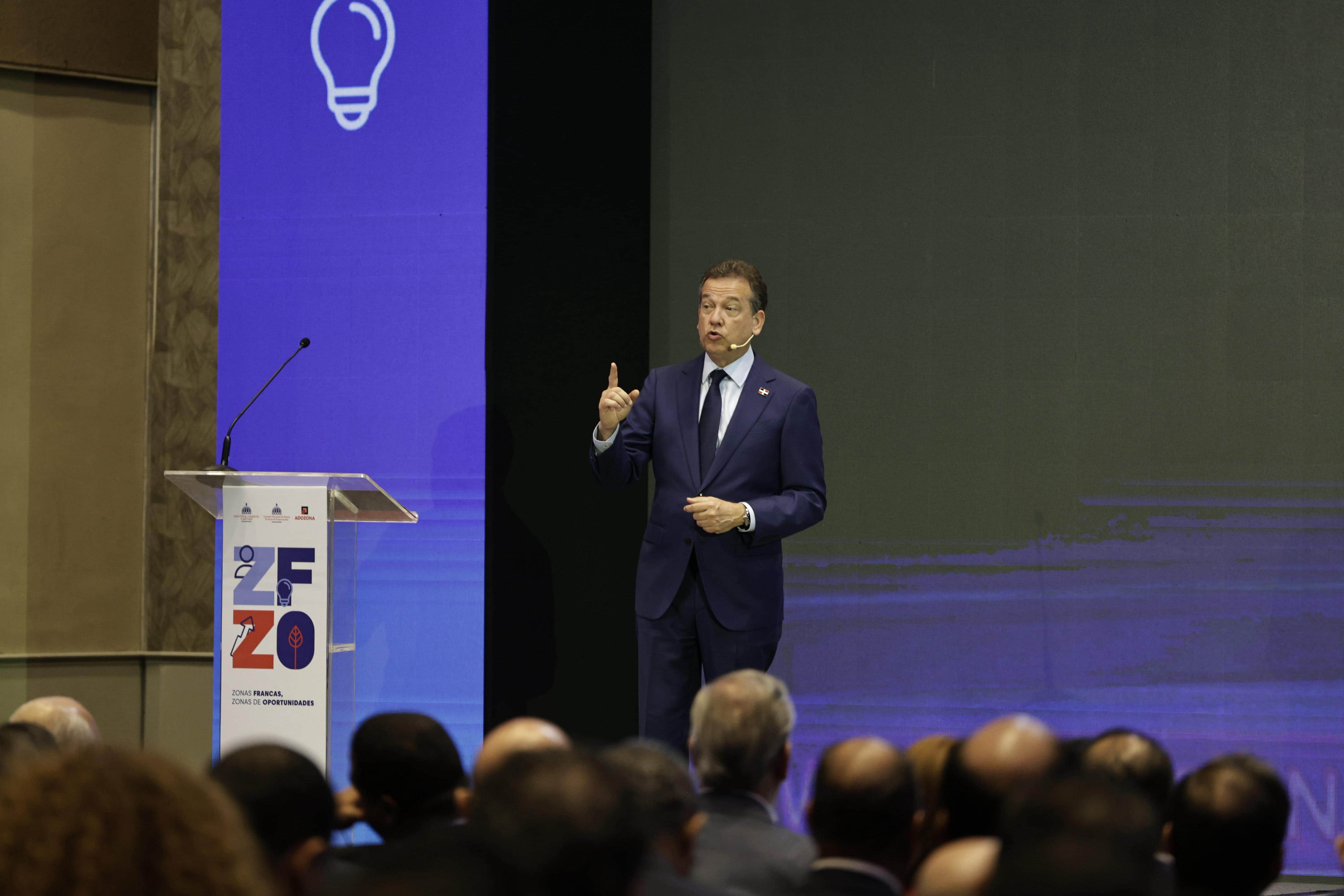 El ministro de Industria, Comercio y Mipymes, Víctor “Ito” Bisonó, en la celebración del Día Nacional de las Zonas Francas.