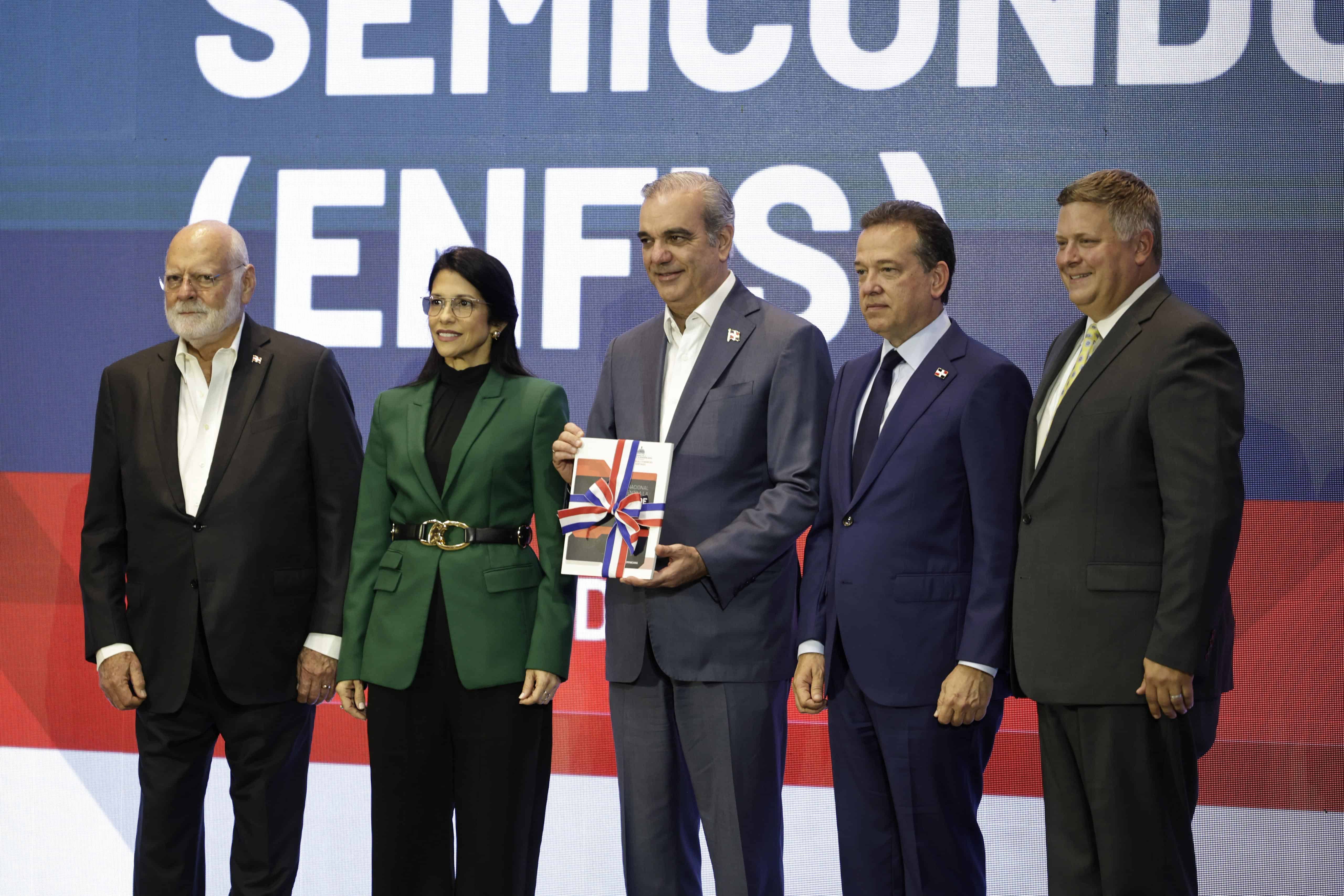El presidente Luis Abinader y el minitro Ito Bisonó durante la entrega oficial de la estrategia Enfis.