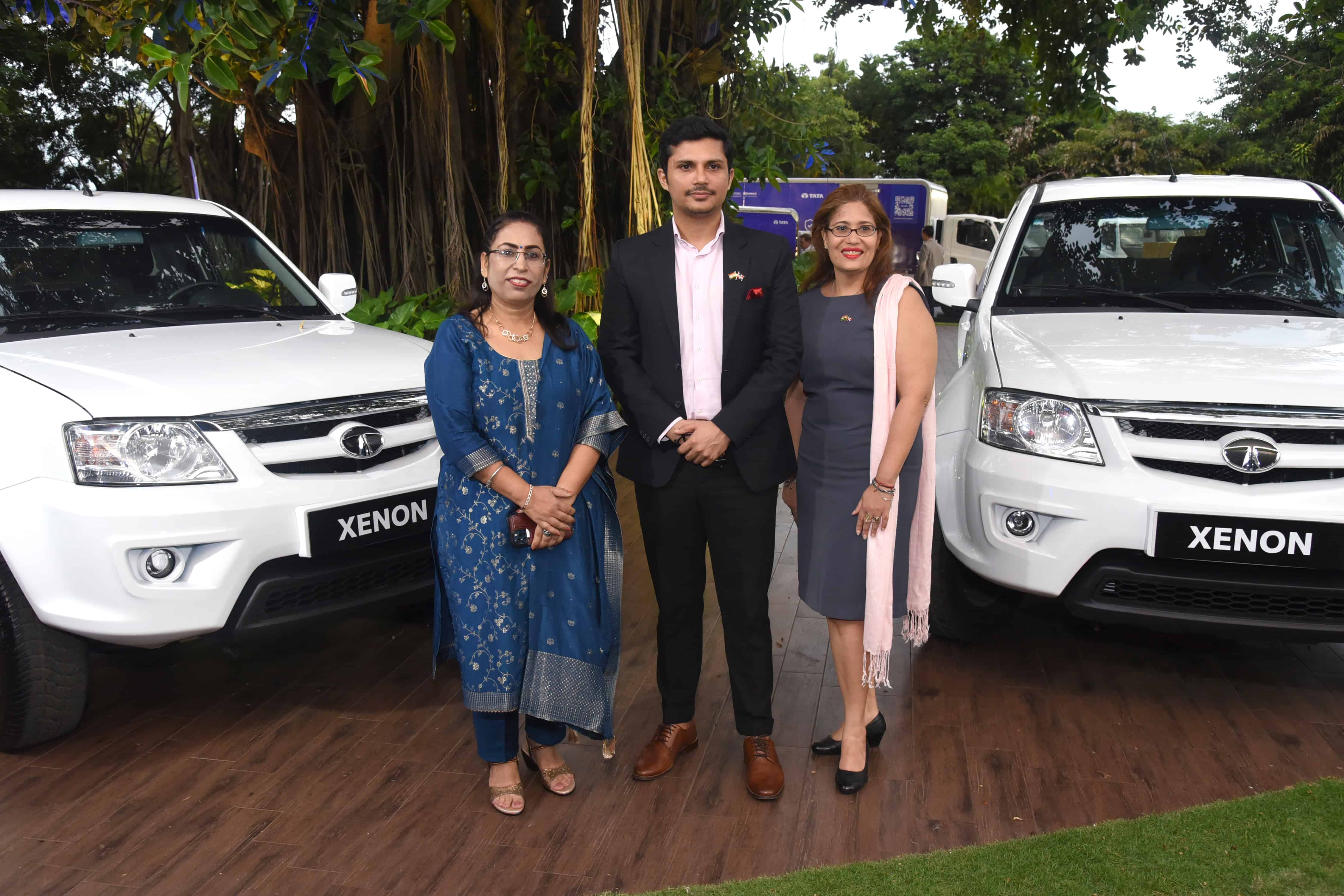 Latika Grover, Amit Kumar y Rosa Donastora.