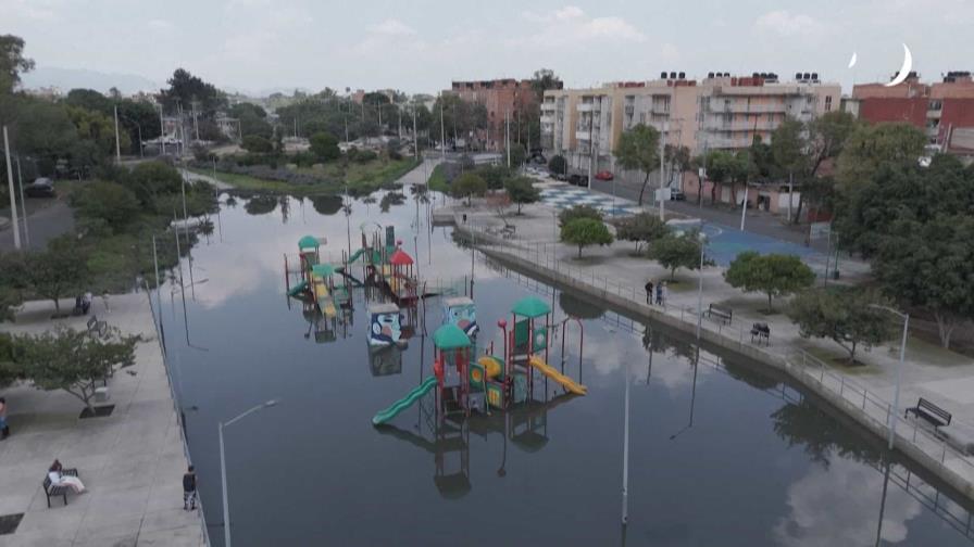 Fuertes lluvias generan caos en aeropuerto de Ciudad de México