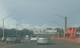 ¡Se está cruzando, se está cruzando!, reabren el puente flotante