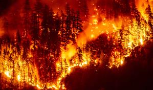 Gran incendio arrasa montaña en oeste de Canadá y avanza hacia una ciudad