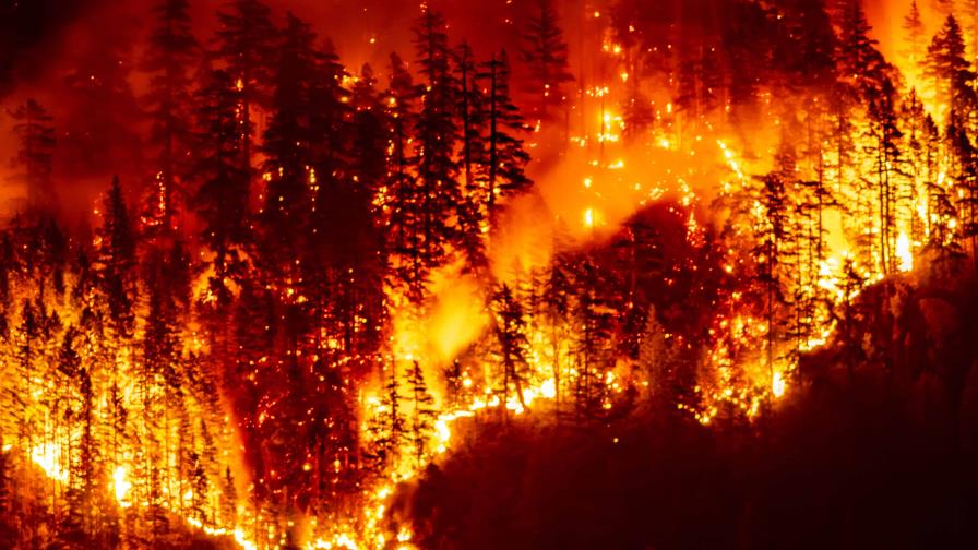 Gran incendio arrasa montaña en oeste de Canadá y avanza hacia una ciudad