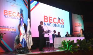 Educación Superior entrega 8,000 becas nacionales a estudiantes dominicanos