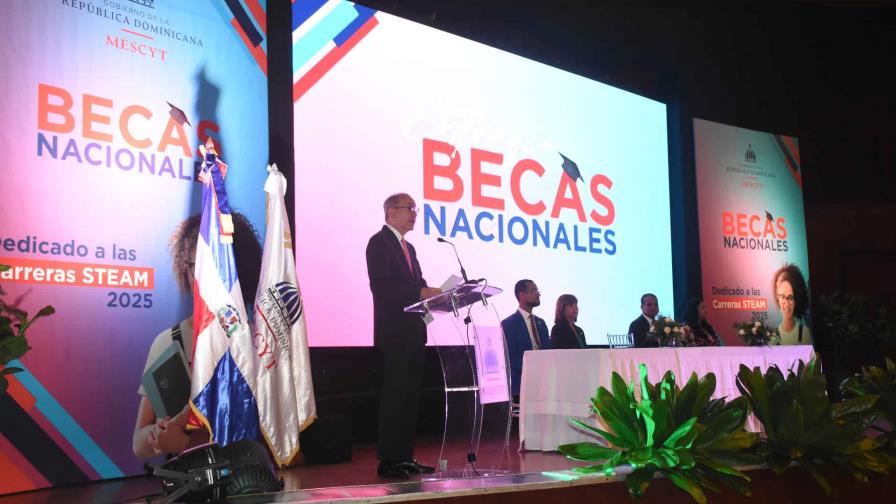 Educación Superior entrega 8,000 becas nacionales a estudiantes dominicanos