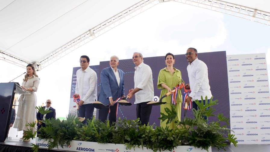 El Gobierno y Aerodom dan el primer picazo para una nueva terminal de US$250 millones en el AILA