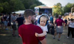 Tras alerta de Maluma, pediatras desaconsejan llevar niños pequeños a conciertos