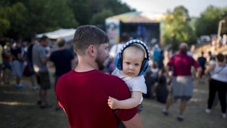 Tras alerta de Maluma, pediatras desaconsejan llevar niños pequeños a conciertos Tras alerta de Maluma, pediatras desaconsejan llevar niños pequeños a conciertos