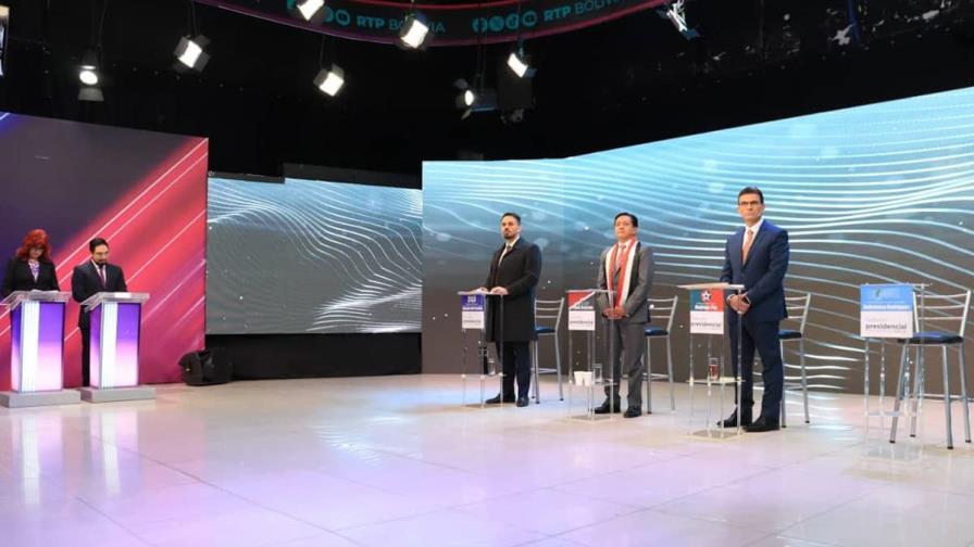 Bolivia: tres candidatos presidenciales debaten sobre economía en ausencia de postulantes punteros