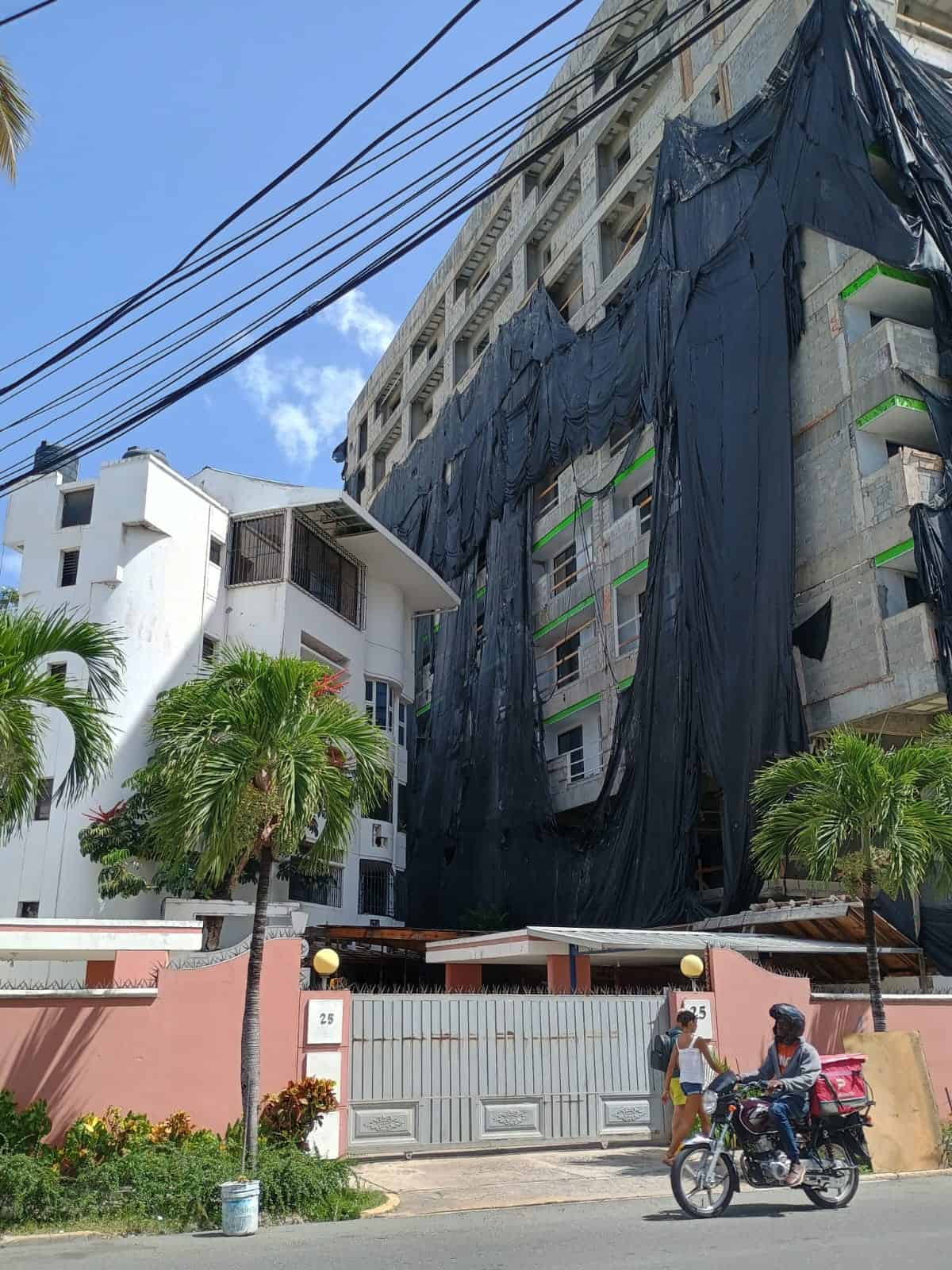 Vecinos del sector Evaristo Morales denuncian cinco años de abusos por construcción sin protección