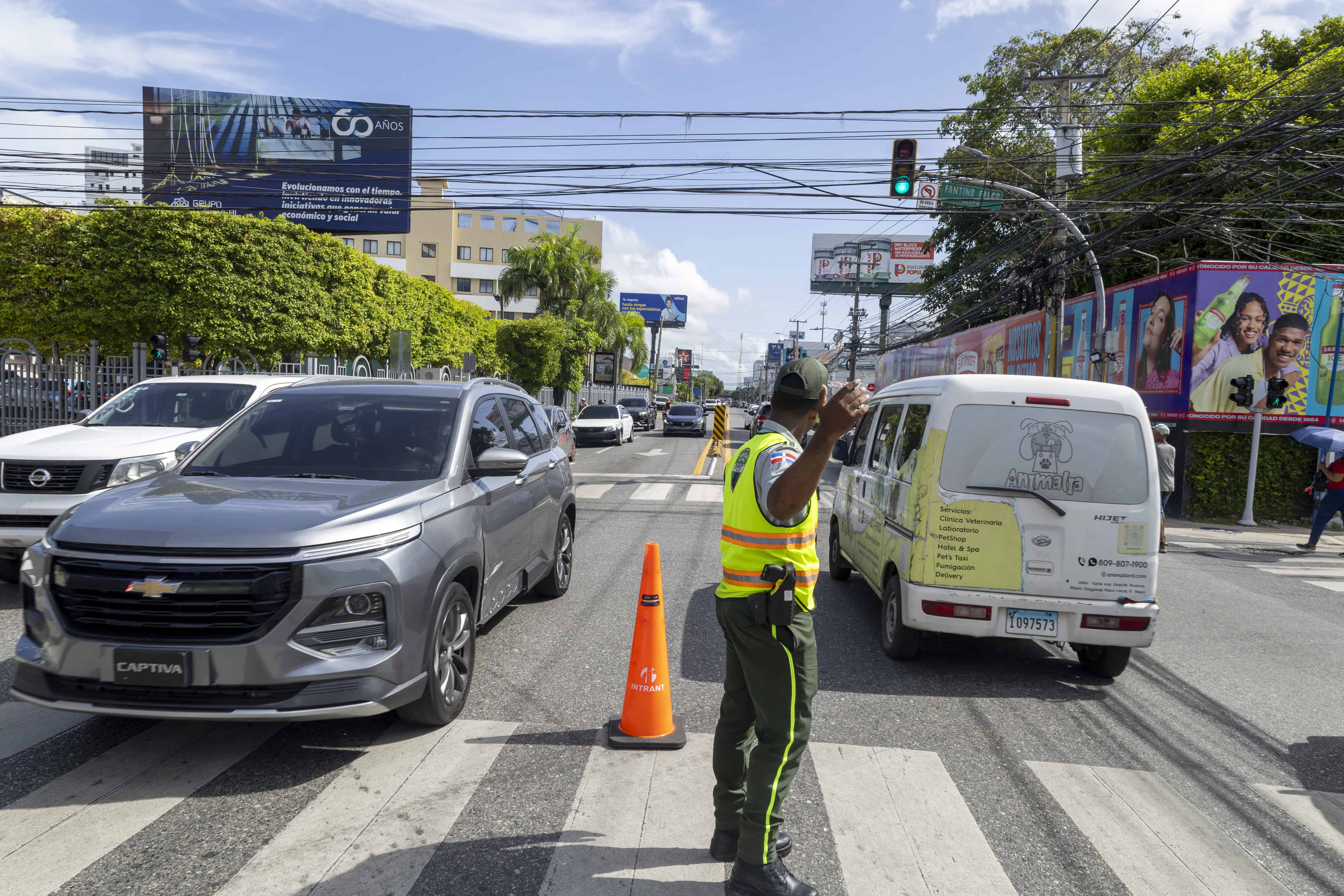Agentes de la Digesett orientan a conductores para  el no giro a la izquierda.