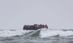 El pacto entre Francia y Reino Unido atormenta a los migrantes, sin frenar las travesías