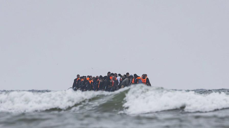 El pacto entre Francia y Reino Unido atormenta a los migrantes, sin frenar las travesías