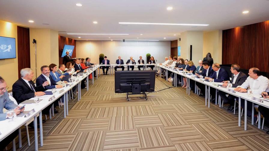 Magín Díaz sigue encuentros con líderes empresariales