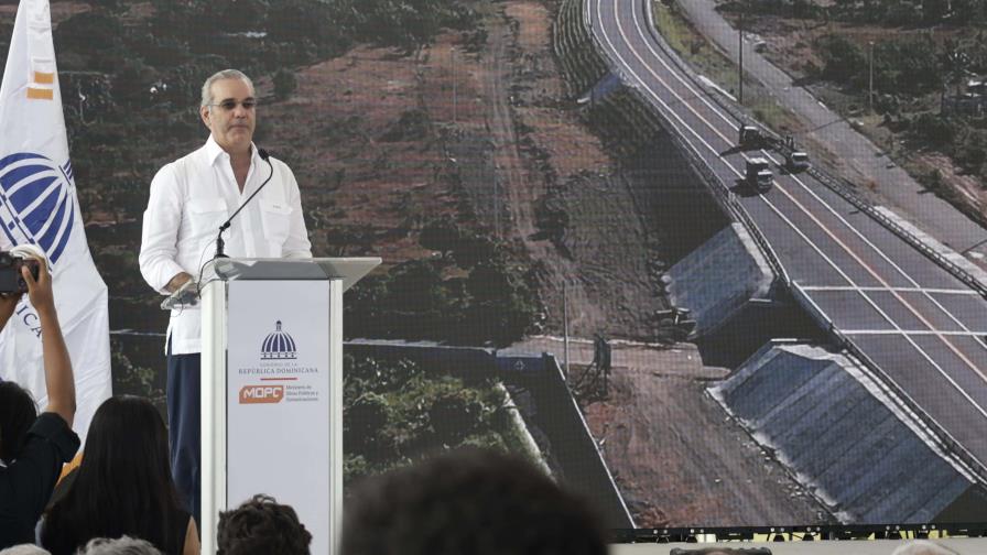 Abinader lanza indirecta a detractores: Hay muchos que están en política, yo estoy en trabajo