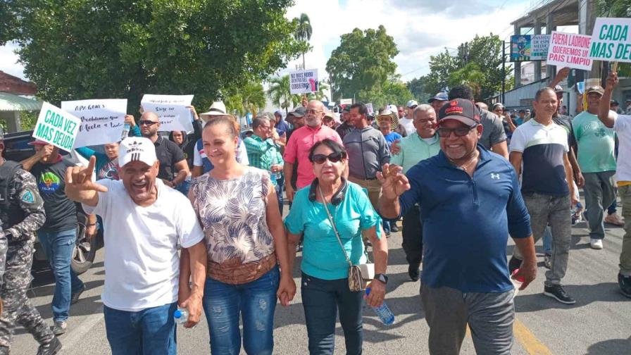 Decenas marchan en Bonao contra extensos apagones