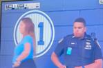 Policía de NY se hace viral por mirar fijamente a una mujer en juego de los Yankees