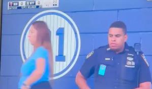 Policía de NY se hace viral por mirar fijamente a una mujer en juego de los Yankees