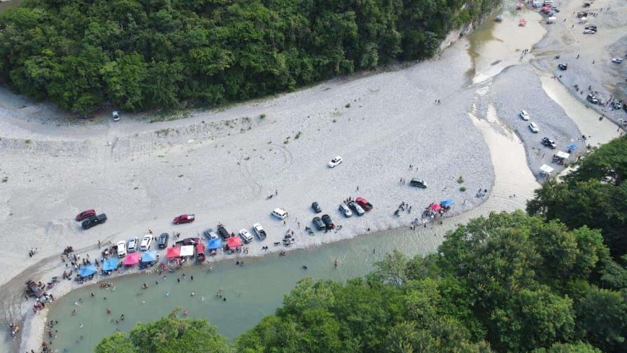Prohíben la entrada de vehículos a balnearios que están cerca de la presa Valdesia