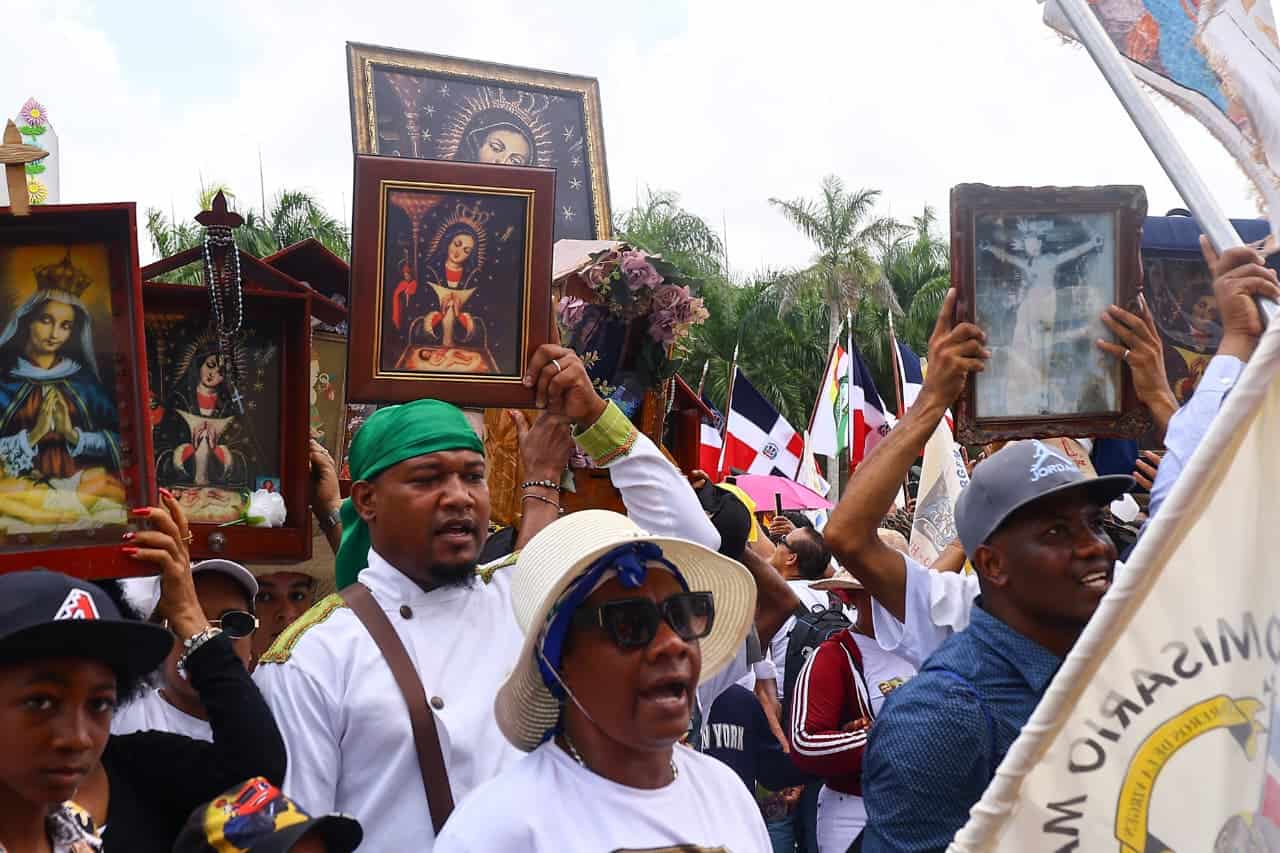 Cientos de personas participan en el evento movidas por la fe.