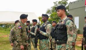 Jefe del Ejército supervisa puntos estratégicos de la frontera sur