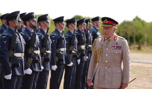 Carlos III recuerda costo de conflictos en el 80 aniversario del fin de la Segunda Guerra Mundial