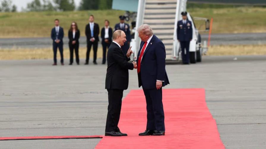 Trump y Putin llevan reunidos más de dos horas y media Trump y Putin llevan reunidos más de dos horas y media