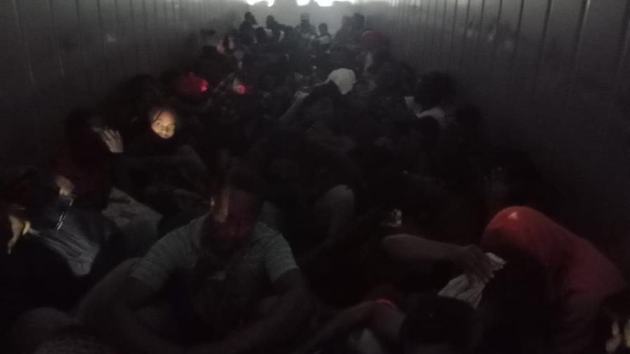 Pusieron su vida en riesgo: interceptan contenedor con más de 60 indocumentados haitianos