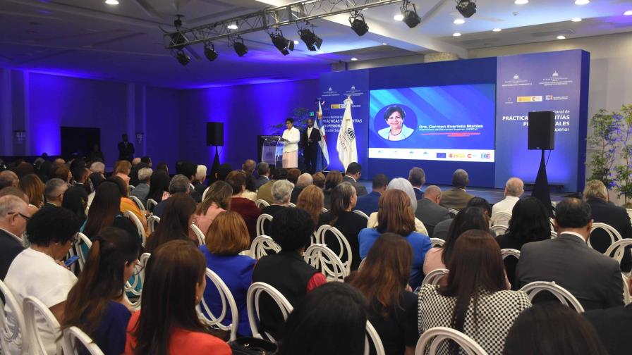 Pasantes podrán recibir remuneración por sus prácticas profesionales, según normativas del Mescyt