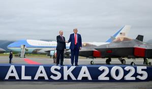 Putin rompe su aislamiento por la guerra en la alfombra roja de Trump