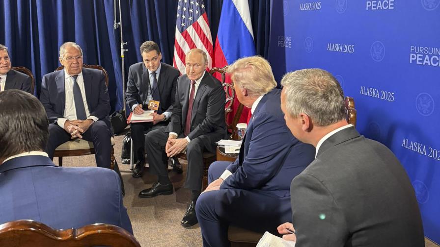 Trump y Putin comienzan su reunión acompañados de sus delegaciones a puerta cerrada