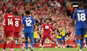 Insultos racistas nublan el triunfo del Liverpool en el arranque de la Premier