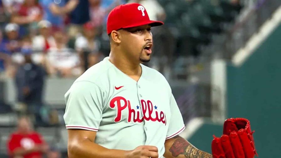 Jhoan Duran sale lesionado tras pelotazo en el pie