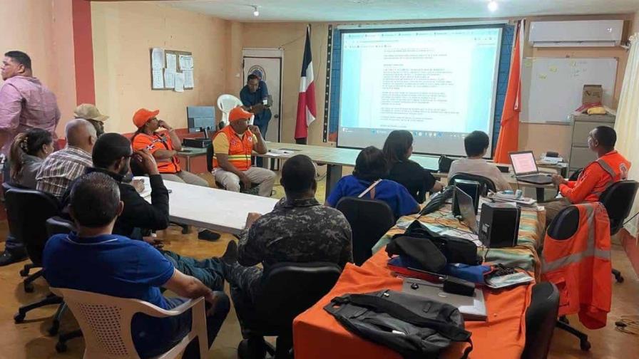Autoridades de la Defensa Civil en la región Este se mantienen en sesión permanente por el huracán Erin Autoridades de la Defensa Civil en la región Este se mantienen en sesión permanente por el huracán Erin
