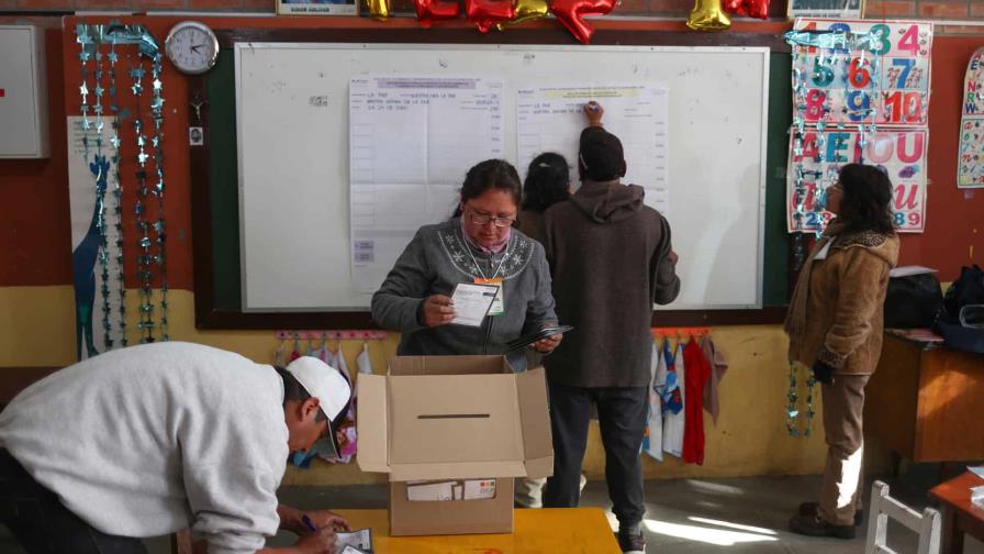 Las mesas electorales comienzan a cerrar tras ocho horas de votación en Bolivia Las mesas electorales comienzan a cerrar tras ocho horas de votación en Bolivia