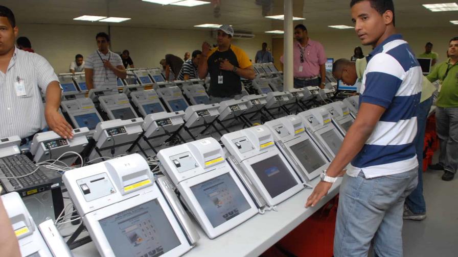 Computadoras de un día: RD$3,453 millones en equipos donados y prestados por la JCE Computadoras de un día: RD$3,453 millones en equipos donados y prestados por la JCE