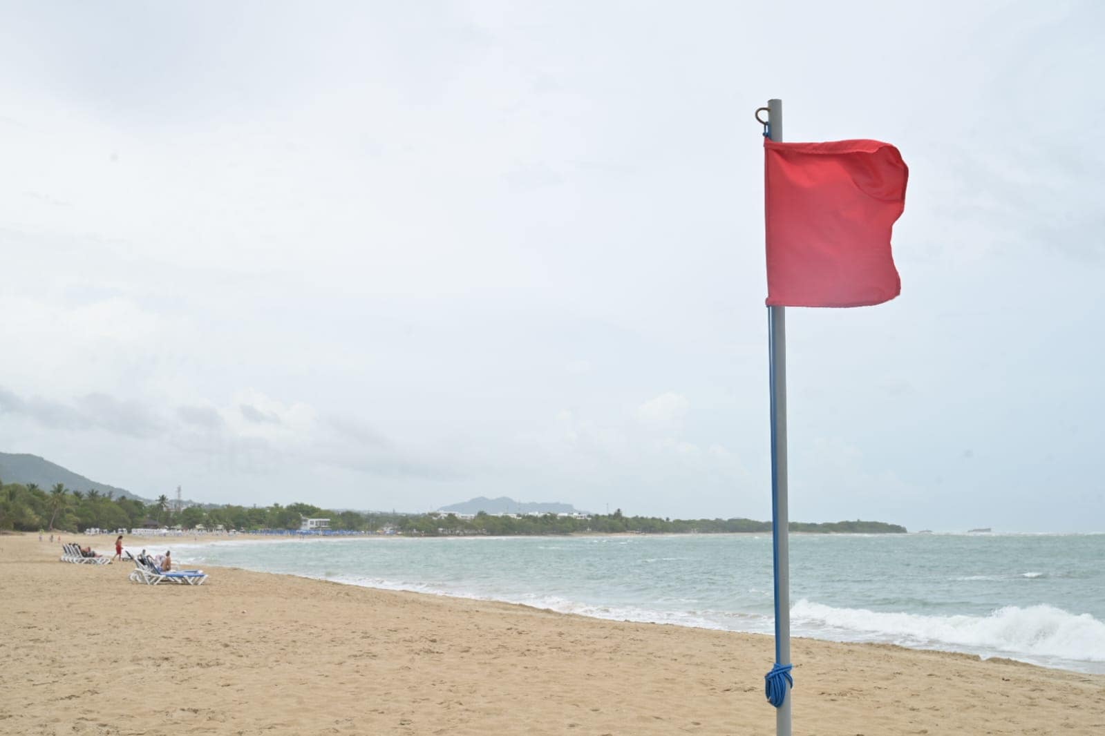 Ambiente de este domingo 17 de agosto en una playa de Puerto Plata bajo los efectos del huracán Erin.