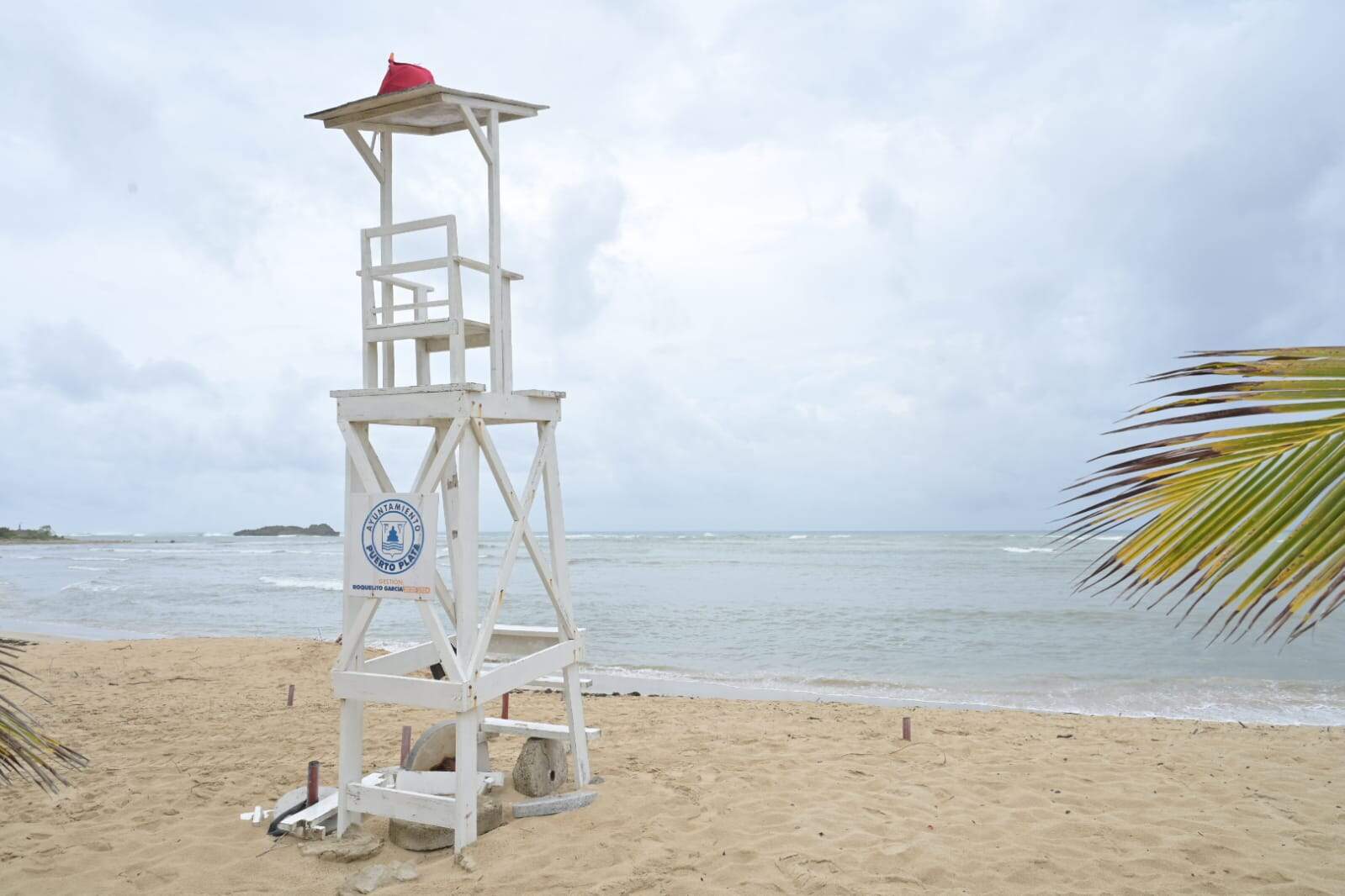 Ambiente de este domingo 17 de agosto en una playa de Puerto Plata bajo los efectos del huracán Erin.
