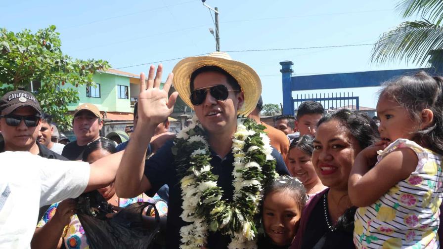 Una turba apedrea al candidato Andrónico Rodríguez tras emitir su voto en Bolivia Una turba apedrea al candidato Andrónico Rodríguez tras emitir su voto en Bolivia