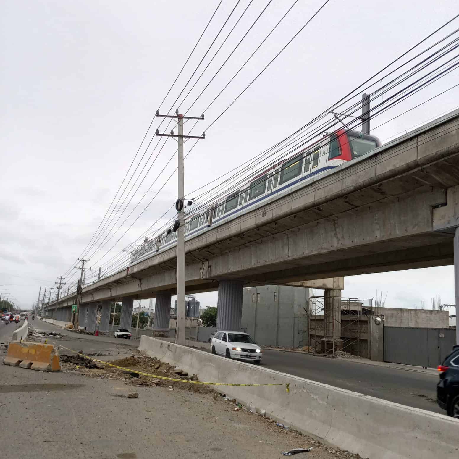 El metro en su recorrido de prueba hacia Los Alcarrizos. 