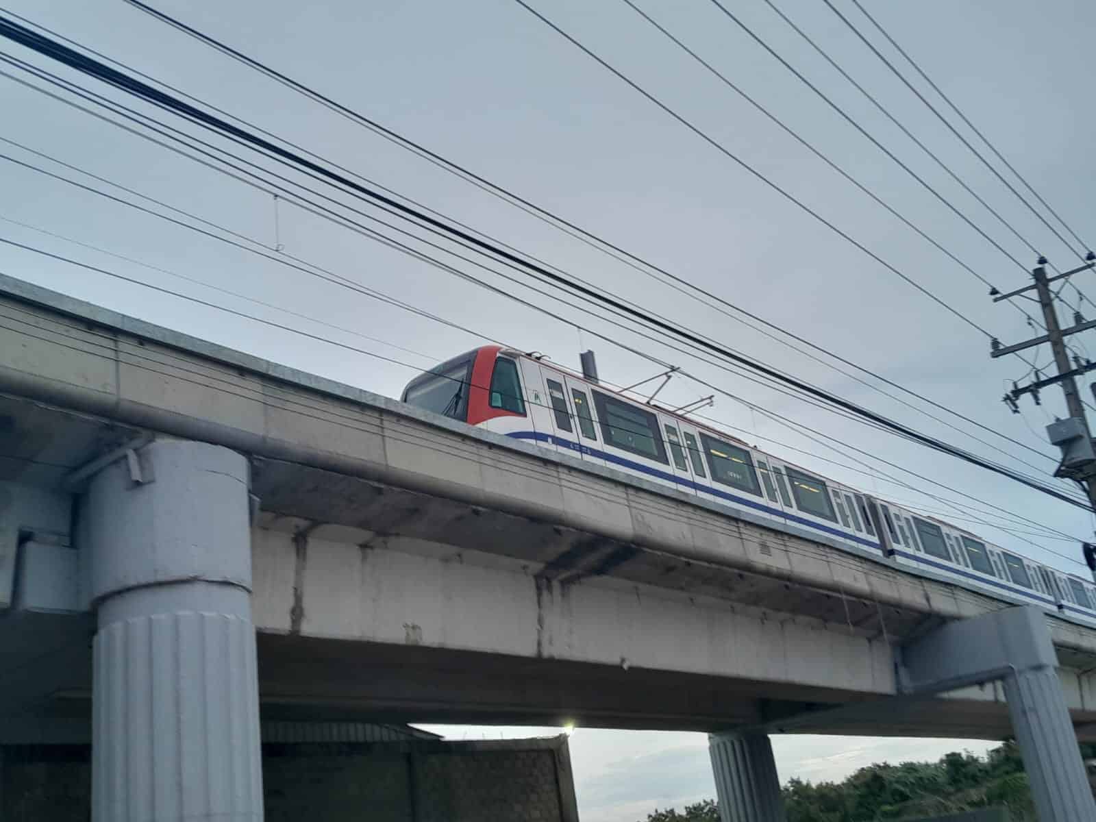 Un tren se moviliza este domingo 17 de agosto en la prueba del metro de Los Alcarrizos. 