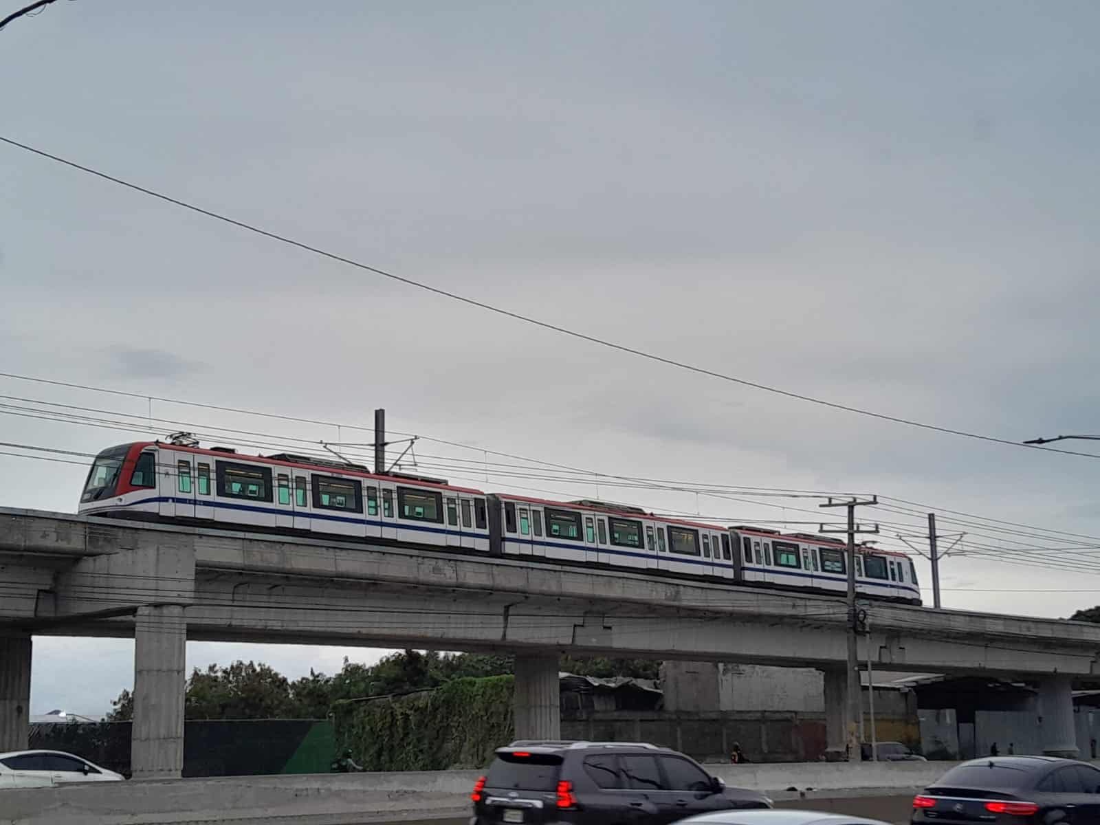 Un tren se moviliza por la vía elevada durante las pruebas del metro de Los Alcarrizos. 